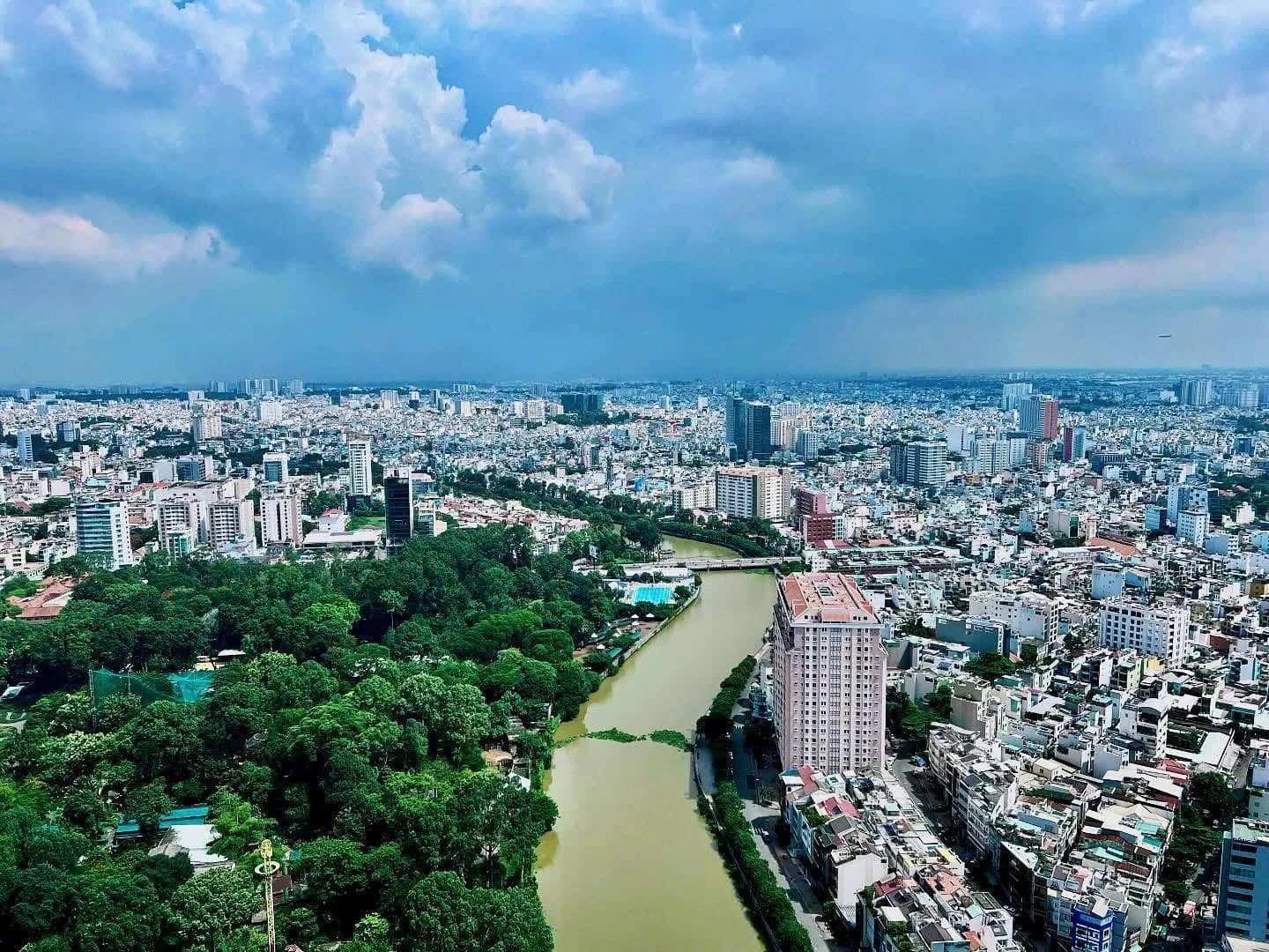 Nábřeží řeky Saigon a most Thủ Thiêm z výšky