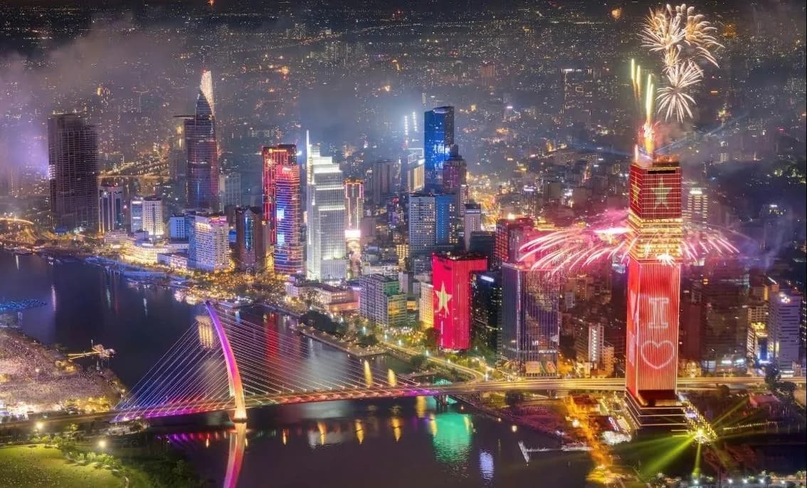 Panorama Saigonu nad řekou při oslavách